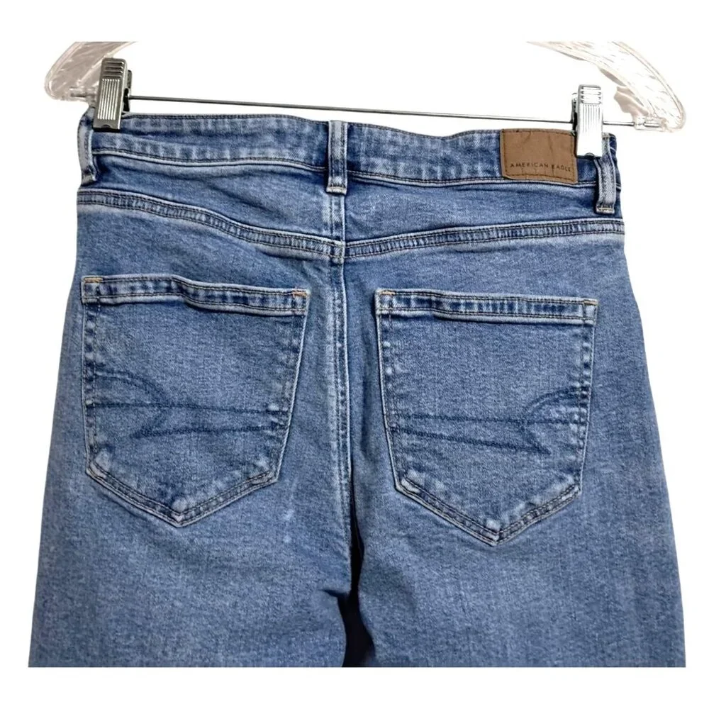 American Eagle Mom Jeans‎ Sz 2 Short Light Wash Distressed Ripped Denim Stretch